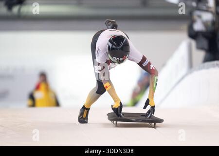 WINTERBERG, DEUTSCHLAND - 02. JANUAR: Hannah Neise aus Deutschland kommt am 1. Tag der IBSF-Weltmeisterschaft 2025/2026 in der Veltins Eisarena Winterberg während der 1. Hitze des Skelettwettbewerbs der Frauen am 02.1.2026 in Nordrhein-Westfalen aus dem Startblock. Foto © Oliver Kremer / Beautiful Sports. Stockfoto