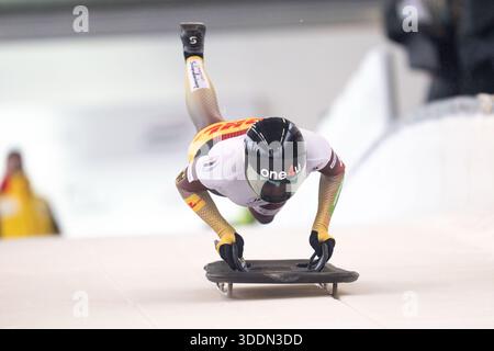 WINTERBERG, DEUTSCHLAND - 02. JANUAR: Hannah Neise aus Deutschland kommt am 1. Tag der IBSF-Weltmeisterschaft 2025/2026 in der Veltins Eisarena Winterberg während der 1. Hitze des Skelettwettbewerbs der Frauen am 02.1.2026 in Nordrhein-Westfalen aus dem Startblock. Foto © Oliver Kremer / Beautiful Sports. Stockfoto