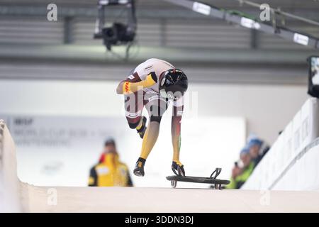 WINTERBERG, DEUTSCHLAND - 02. JANUAR: Hannah Neise aus Deutschland kommt am 1. Tag der IBSF-Weltmeisterschaft 2025/2026 in der Veltins Eisarena Winterberg während der 1. Hitze des Skelettwettbewerbs der Frauen am 02.1.2026 in Nordrhein-Westfalen aus dem Startblock. Foto © Oliver Kremer / Beautiful Sports. Stockfoto