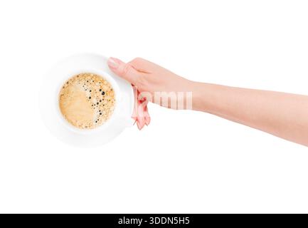 Junge weibliche Hand hält oder gibt eine Tasse Kaffee in einer weißen Tasse isoliert auf weißem Hintergrund mit Beschneidungspfad. Draufsicht. Konstruktionselement. Stockfoto