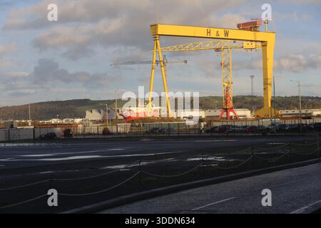 Harland- und Wollf-Kräne in wunderschönem Licht im Schiffbaugebiet des Hafens Belfast. Stockfoto