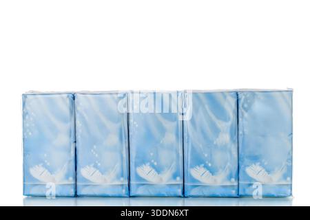 Verpackung von Nasengewebe aus Papier, isoliert auf weißem Hintergrund, Nahaufnahme. Stockfoto