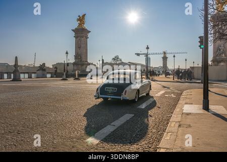 Paris, Frankreich - 12 27 2025: Blick auf ein altes Rolls royce Auto in der Nähe der Alexander III Brücke Stockfoto