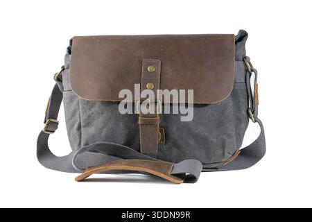 Generische Schultertasche aus blauem Canvas und braunem Leder isoliert auf weißem Hintergrund Stockfoto