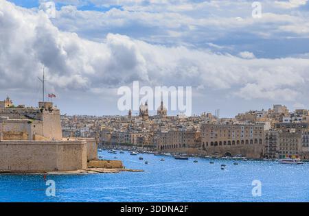 Werfen Sie einen Blick auf Fort St. Angelo und Senglea Uferpromenade auf Malta Island. Stockfoto