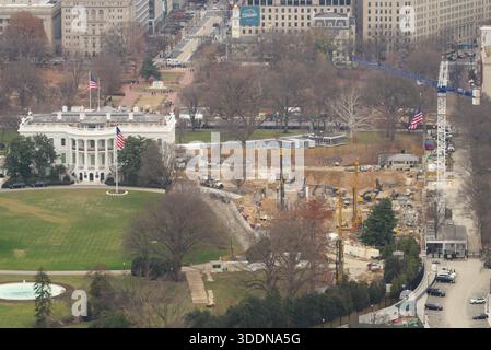 Das Weiße Haus, einschließlich des kürzlich abgerissenen East Wing, wie von der Spitze des Washington Monuments im Dezember 2025 aus gesehen. Stockfoto
