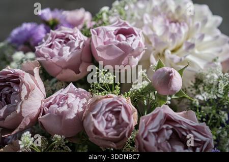 Nahaufnahme eines eleganten Bouquets in sanften weiß- und Violetttönen mit Blumendetails Stockfoto