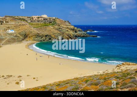 Mykonos, Kykladen, Griechenland – Fokos Beach, eine kleine Siedlung mit Sandstrand im Norden der Insel. Stockfoto