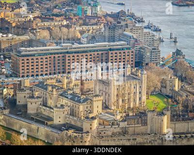 Tower of London. Drohnenfoto aus der Vogelperspektive des Schlosses von London zwischen der Themse und der Stadt London. Panoramablick Stockfoto