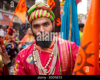 Mumbai, Indien - 30. März 2025: Unbekannter Mann in traditioneller Kleidung mit Aufstehen von Chattrapati Shivaji Maharaj während einer Prozession Celebra Stockfoto