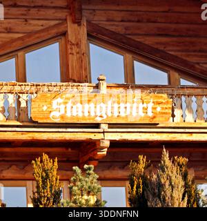 02.01.2026, KITZBÜHEL, AUT, unterwegs in TIROL, SYMBOLBILD, Themenbild, Verschiedene Themenbilder, im Bild Biohotel Stanglwirt, Going, Tirol, Promi Wirt, Wirtshaus, Gastronomie, Hotel, Weisswurstparty, Tourismus, Gastronomiebetrieb, Fremdenverkehr, Aaußenansicht, *** 02 01 2026, KITZBÜHEL, AUT, auf der Straße in TIROL, SYMBOLBILD, Themenbild, verschiedene Themenbilder, im Bild Biohotel Stanglwirt, gehen, Tirol, Promi-Gastgeber, inn, Gastronomie, Hotel, Weißwurstparty, Tourismus, Gastronomie, Tourismus, Außenansicht, Stockfoto