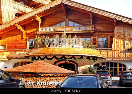 02.01.2026, KITZBÜHEL, AUT, unterwegs in TIROL, SYMBOLBILD, Themenbild, Verschiedene Themenbilder, im Bild Biohotel Stanglwirt, Going, Tirol, Promi Wirt, Wirtshaus, Gastronomie, Hotel, Weisswurstparty, Tourismus, Gastronomiebetrieb, Fremdenverkehr, Aaußenansicht, *** 02 01 2026, KITZBÜHEL, AUT, auf der Straße in TIROL, SYMBOLBILD, Themenbild, verschiedene Themenbilder, im Bild Biohotel Stanglwirt, gehen, Tirol, Promi-Gastgeber, inn, Gastronomie, Hotel, Weißwurstparty, Tourismus, Gastronomie, Tourismus, Außenansicht, Stockfoto