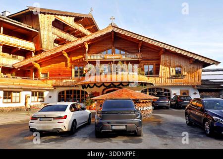 02.01.2026, KITZBÜHEL, AUT, unterwegs in TIROL, SYMBOLBILD, Themenbild, Verschiedene Themenbilder, im Bild Biohotel Stanglwirt, Going, Tirol, Promi Wirt, Wirtshaus, Gastronomie, Hotel, Weisswurstparty, Tourismus, Gastronomiebetrieb, Fremdenverkehr, Aaußenansicht, *** 02 01 2026, KITZBÜHEL, AUT, auf der Straße in TIROL, SYMBOLBILD, Themenbild, verschiedene Themenbilder, im Bild Biohotel Stanglwirt, gehen, Tirol, Promi-Gastgeber, inn, Gastronomie, Hotel, Weißwurstparty, Tourismus, Gastronomie, Tourismus, Außenansicht, Stockfoto