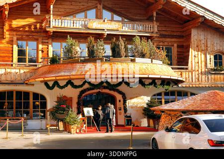 02.01.2026, KITZBÜHEL, AUT, unterwegs in TIROL, SYMBOLBILD, Themenbild, Verschiedene Themenbilder, im Bild Biohotel Stanglwirt, Going, Tirol, Promi Wirt, Wirtshaus, Gastronomie, Hotel, Weisswurstparty, Tourismus, Gastronomiebetrieb, Fremdenverkehr, Aaußenansicht, *** 02 01 2026, KITZBÜHEL, AUT, auf der Straße in TIROL, SYMBOLBILD, Themenbild, verschiedene Themenbilder, im Bild Biohotel Stanglwirt, gehen, Tirol, Promi-Gastgeber, inn, Gastronomie, Hotel, Weißwurstparty, Tourismus, Gastronomie, Tourismus, Außenansicht, Stockfoto