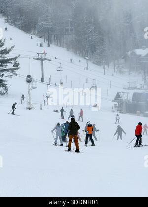 Windham, NY, USA - 27. Dezember 2025. Skistadt Catskill Mountains im Greene County. Winterwunderland. Der erste gute weiße Pulverschnee der Saison. Stockfoto