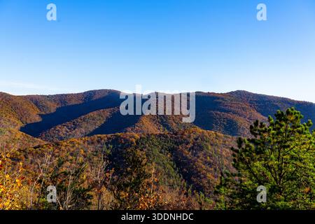 Ein Blick auf eine Bergkette im Shenandoah Nationalpark an einem Herbsttag Stockfoto