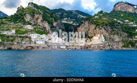 Blick auf Atrani an der Amalfiküste Italiens vom Meer aus Stockfoto