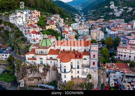 Luftaufnahme der Kirche Santuario Santa Maria a Mare in Maiori an der Amalfiküste Italiens Stockfoto