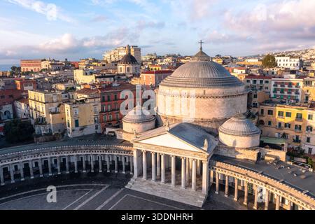 Neapel Italien - 1. Oktober 2022: Aus der Vogelperspektive auf die Basilika reale Pontificia San Francesco da Paola an der Piazza del Plebiscito in Neapel Stockfoto