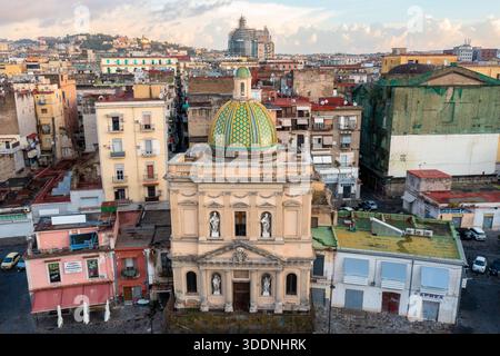 Neapel Italien - Spetember 30 2022: Aus der Vogelperspektive des Santa Croce e Purgatorio al Mercato an der Piazza del Mercato in Neapel Italien Stockfoto