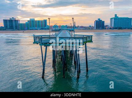 Blick aus der Vogelperspektive auf den leeren Virginia Beach Fishing Pier an einem Wintertag Stockfoto