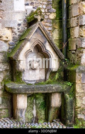 Viktorianischer Trinkbrunnen an der Ostwand des Westgate in Winchester, Hampshire, Großbritannien. Aus der Mitte des 19. Jahrhunderts stammende Steinstruktur mit einer Nische im gotischen Stil Stockfoto