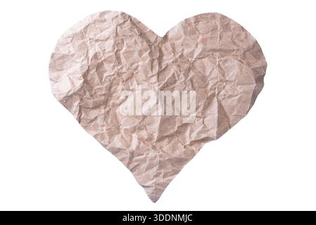 Kleines zerknittertes Papierherz isoliert auf weißem Hintergrund, zarte handgefertigte Details für subtile Liebeskompositionen. Stockfoto