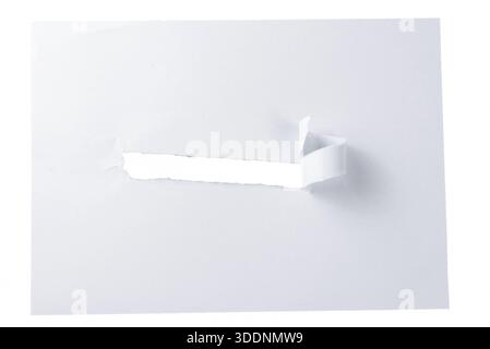 Dünner, gerissener weißer Papierstreifen isoliert auf weißem, minimal gerissenem Element für Collage- und Mischmediendesigns. Stockfoto