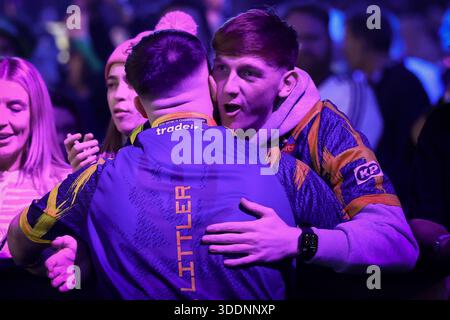 Alexandra Palace, London, Großbritannien. Januar 2026. 2025 PDC Paddy Power World Darts Championship Day neunzehn; YouTuber Angry Ginge begrüßt Luke Litttler Credit: Action Plus Sports/Alamy Live News Stockfoto