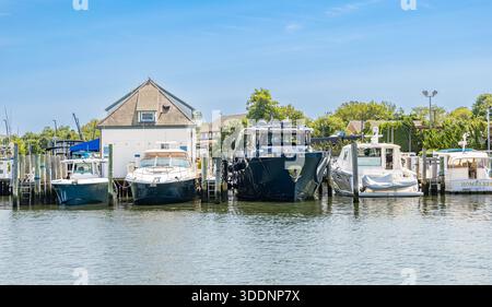 Detailbild einer Reihe von Booten in Slips im Marine Park im Hafen von sag an einem Sommertag Stockfoto