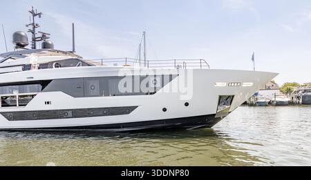 Detailbild eines Bugs auf einer großen Motoryacht im Hafen von sag, ny Stockfoto