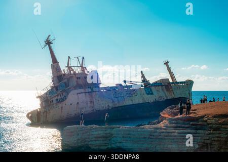 Paphos Zypern - 13. Dezember 2025: Rostiges Schiffswrack Edro III. Ist in der Nähe der felsigen Küste in Zypern gestrandet. Verlassenes Frachtschiff. Stockfoto