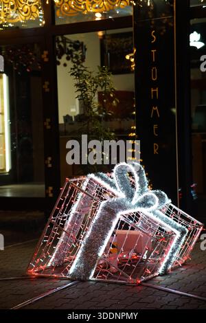 Große beleuchtete Weihnachtsdekoration auf der Straße bei Nacht in Eger, Ungarn, glühend mit festlichen Lichtern. Eger, Ungarn Stockfoto