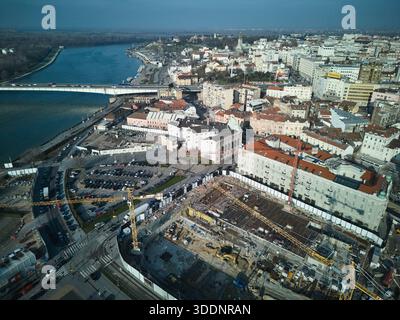 Belgrad, Serbien, 23. Dezember 2025: Drohnen-Stadtbild mit dem alten Belgrad und dem Fluss Save mit laufendem Stadtbau Stockfoto