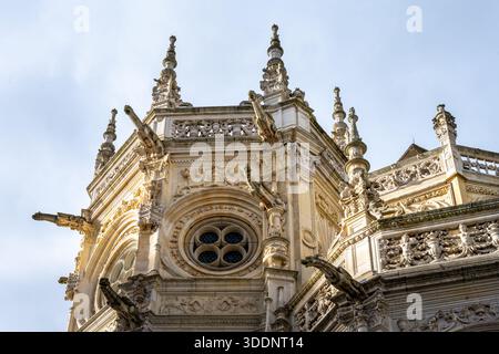 Detail der Kirche Saint Pierre in Caen, Normandie, Frankreich. Skulpturen und Wasserspeier Stockfoto