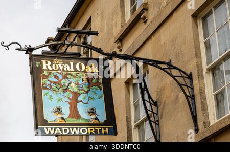 Traditionelles britisches Pub-Schild für die Royal Oak auf einem historischen Steingebäude mit sichtbarer Wadworth-Brauerei-Markenbezeichnung Corsham Wiltshire UK Stockfoto
