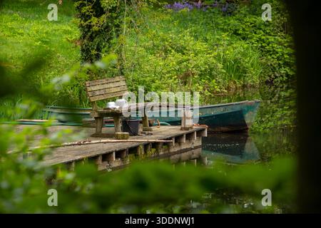 Stillleben mit einem fischer-Ruderboot, das am Pier befestigt ist. Zeit für Ruhe und Entspannung am Wochenende. Stockfoto