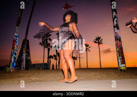Tanz bei Sonnenuntergang, Venice Beach, Los Angeles, Kalifornien, USA Stockfoto