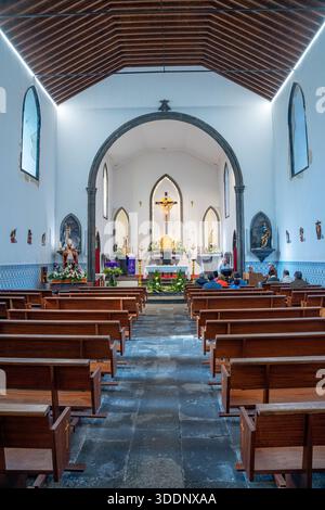 Innenraum der Kirche St. Nikolaus in der Pfarrei Sete Cidades. Innenraum der Kirche St. Nikolaus in der Pfarrei Sete Cidades, São Mi Stockfoto