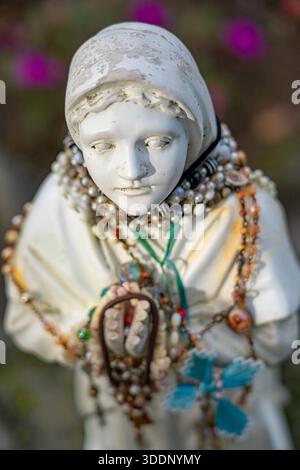 Statue der Hirtenkinder am Eingang der Pfarrkirche São Nicolau de Sete Cidades in Furnas, Insel São Miguel, Azoren-Archipel, Stockfoto