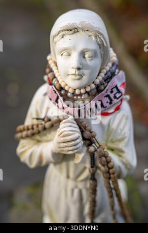 Statue der Hirtenkinder am Eingang der Pfarrkirche São Nicolau de Sete Cidades in Furnas, Insel São Miguel, Azoren-Archipel, Stockfoto