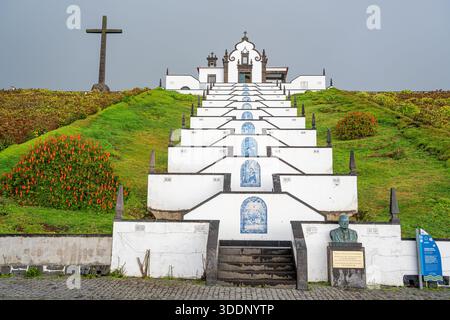 Kapelle unserer Lieben Frau des Friedens und großes Steinkreuz oben, mit Blick auf die Insel Vila Franca do Campo, die Insel São Miguel, den Azoren-Archipel, Stockfoto
