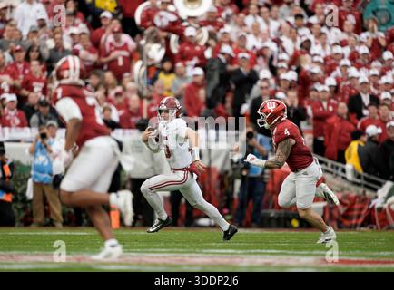 Pasadena, Kalifornien, USA. Januar 2026. Ty Simpson (15), Quarterback von Alabama Crimson, kämpft mit dem Ball während des College Football Playoff-Viertelfinales zwischen den Indiana Hoosiers und den Alabama Crimson Tide im Rose Bowl in Pasadena, Kalifornien. Obligatorischer Fotokredit: Charles Baus/CSM/Alamy Live News Stockfoto