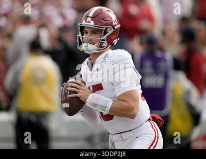 Pasadena, Kalifornien, USA. Januar 2026. Alabama Crimson Tide Quarterback Ty Simpson (15) im College Football Playoff Quarterfinal zwischen den Indiana Hoosiers und den Alabama Crimson Tide im Rose Bowl in Pasadena, Kalifornien. Obligatorischer Fotokredit: Charles Baus/CSM/Alamy Live News Stockfoto