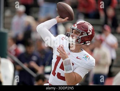 Pasadena, Kalifornien, USA. Januar 2026. Alabama Crimson Tide Quarterback Ty Simpson (15) im College Football Playoff Quarterfinal zwischen den Indiana Hoosiers und den Alabama Crimson Tide im Rose Bowl in Pasadena, Kalifornien. Obligatorischer Fotokredit: Charles Baus/CSM/Alamy Live News Stockfoto