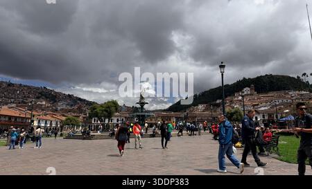 Cusco, Peru 14. Oktober 2025 Außenansicht der historischen Plaza de Armas mit historischen Kirchen und Geschäften Stockfoto
