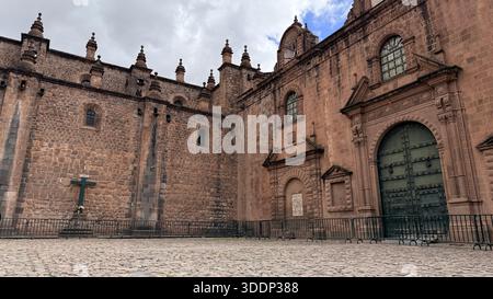 Cusco, Peru 14. Oktober 2025 Außenansicht der historischen Plaza de Armas mit historischen Kirchen und Geschäften Stockfoto