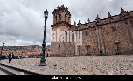 Cusco, Peru 14. Oktober 2025 Außenansicht der historischen Plaza de Armas mit historischen Kirchen und Geschäften Stockfoto