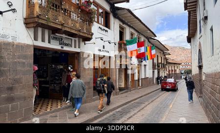 Cusco, Peru 14. Oktober 2025 Außenansicht der historischen Plaza de Armas mit historischen Kirchen und Geschäften Stockfoto