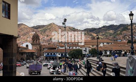 Cusco, Peru 14. Oktober 2025 Außenansicht der historischen Plaza de Armas mit historischen Kirchen und Geschäften Stockfoto